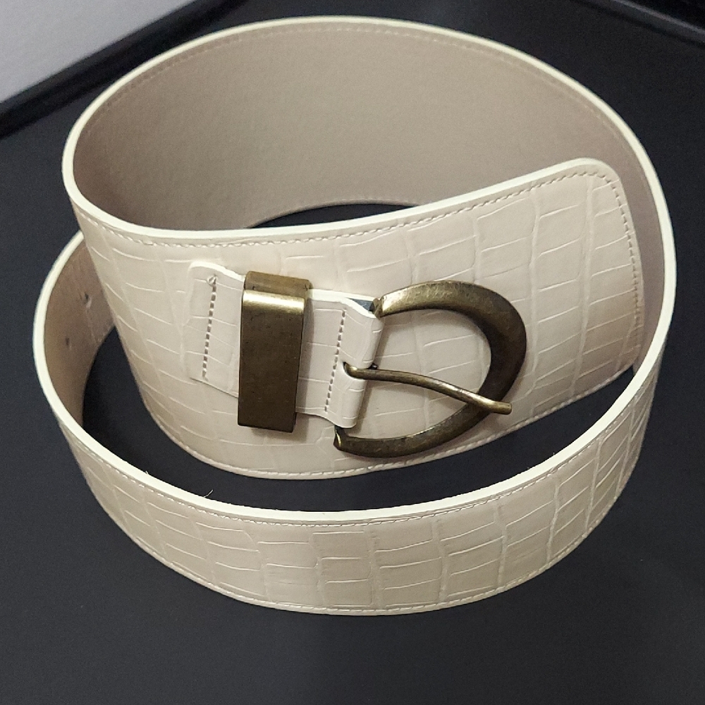 NWOT Venus Assymetric Belt